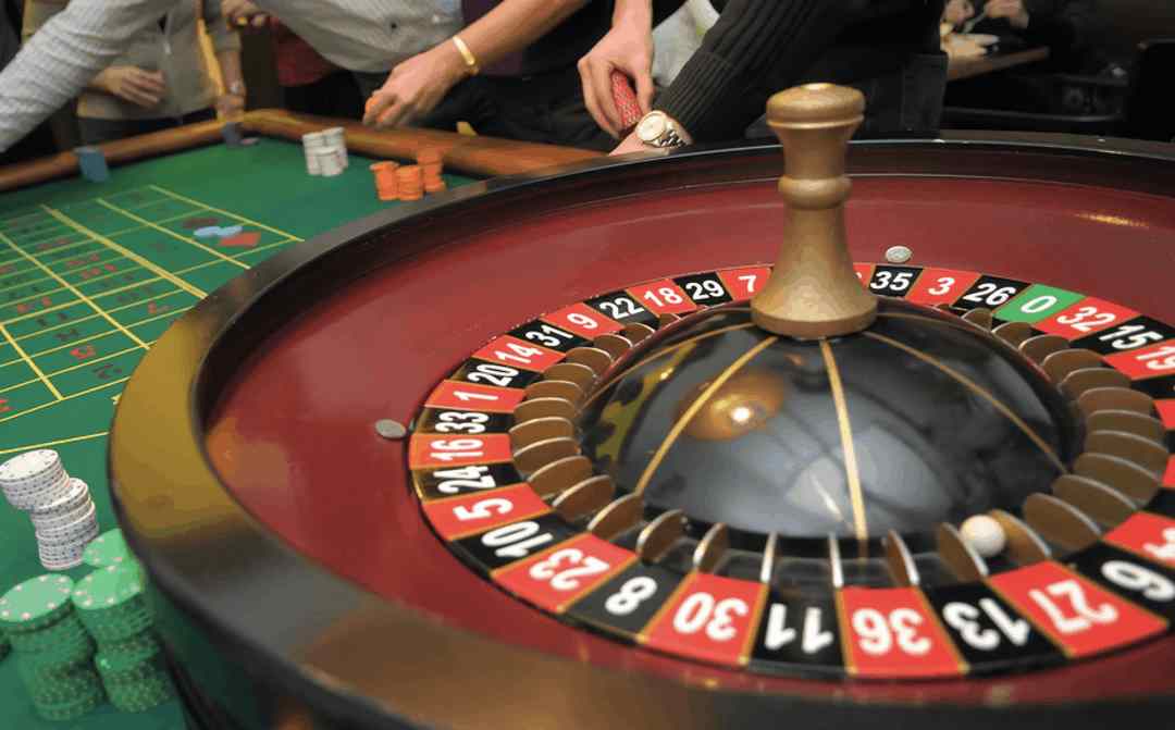 Bánh xe quay Roulette được thiết kế dính liền vào bàn cược