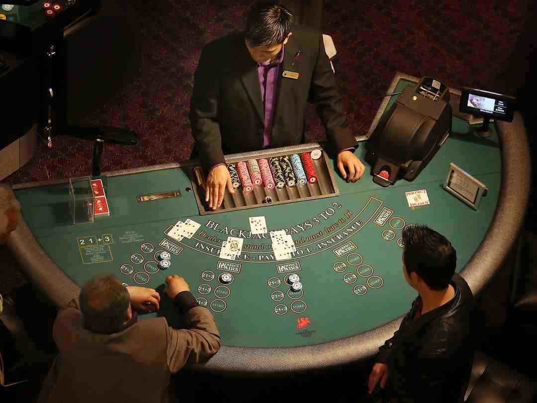 Dealer tại Top Diamond Casino được đào tạo chuẩn quốc tế